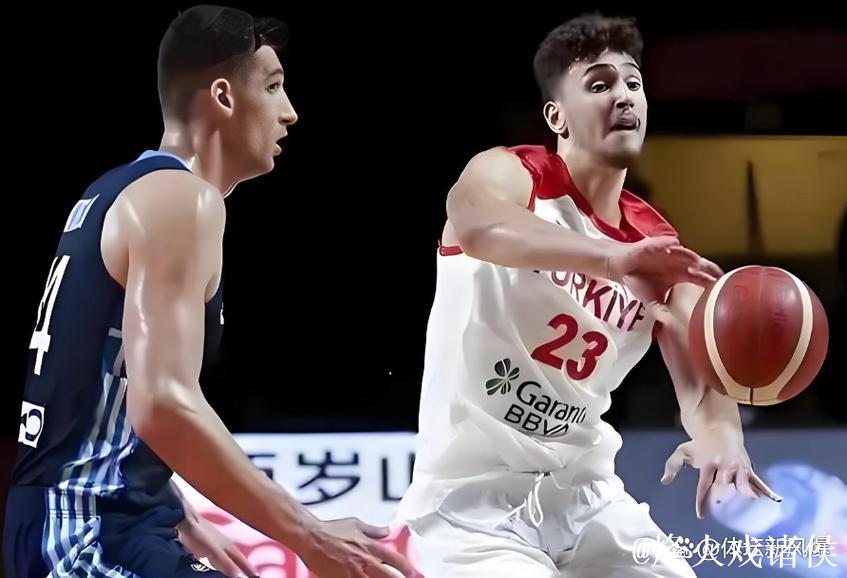 申京错位背打勾手打进,火箭反超1分比赛剩余2.3秒 申京错位背打勾手打进,火箭反超1分比赛剩余2.3秒