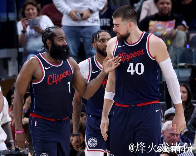 在穹顶球馆取得胜利!灰熊官方发布战胜快船海报 在穹顶球馆取得胜利!灰熊官方发布战胜快船海报